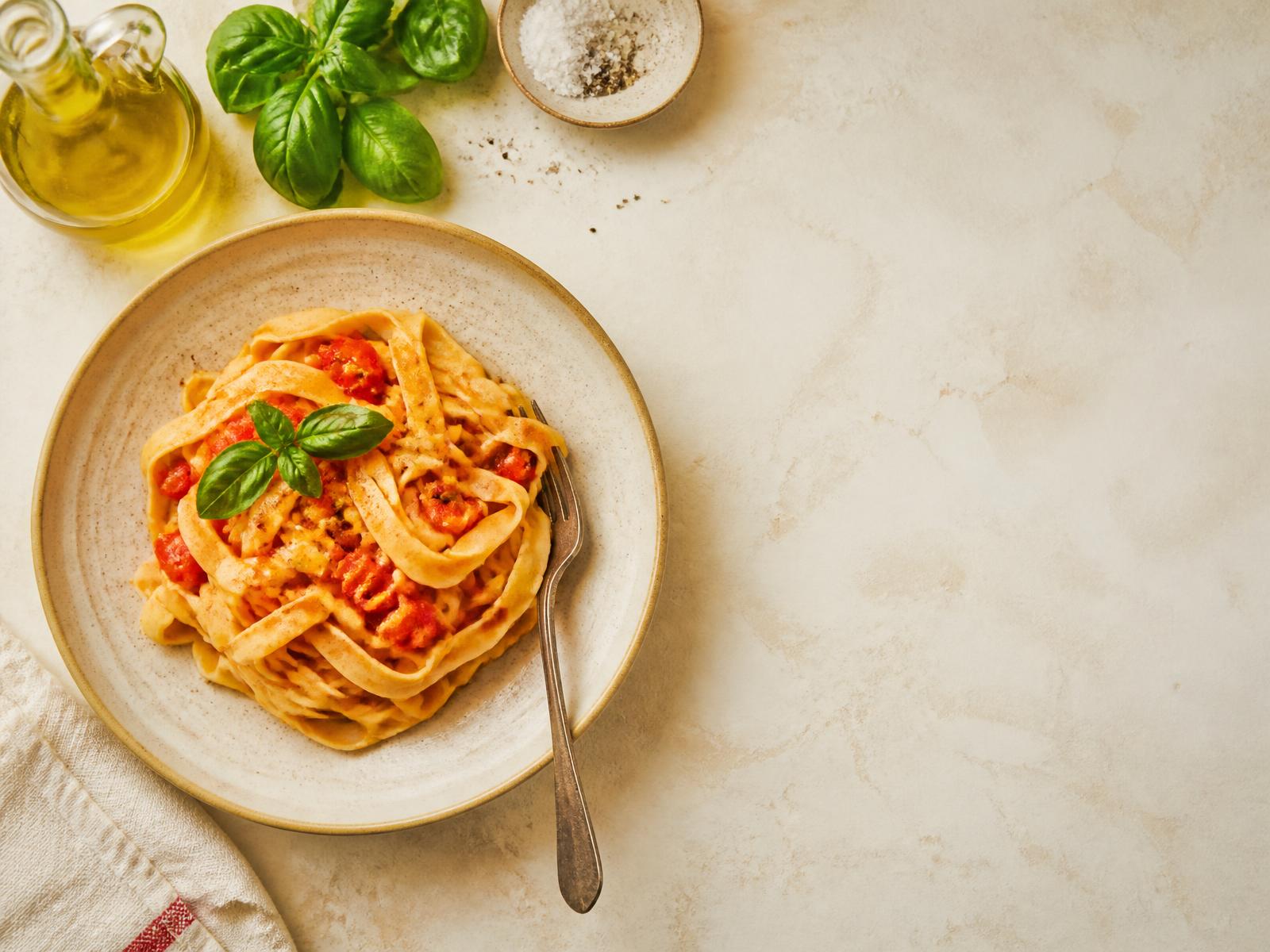 Prato de Tagliatelle fresco artesanal com molho de tomate e manjericão fresco - Especialidade Osteria Fiorella